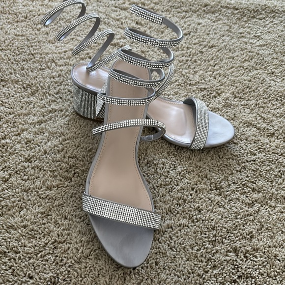 Silver Heels - Picture 1 of 7